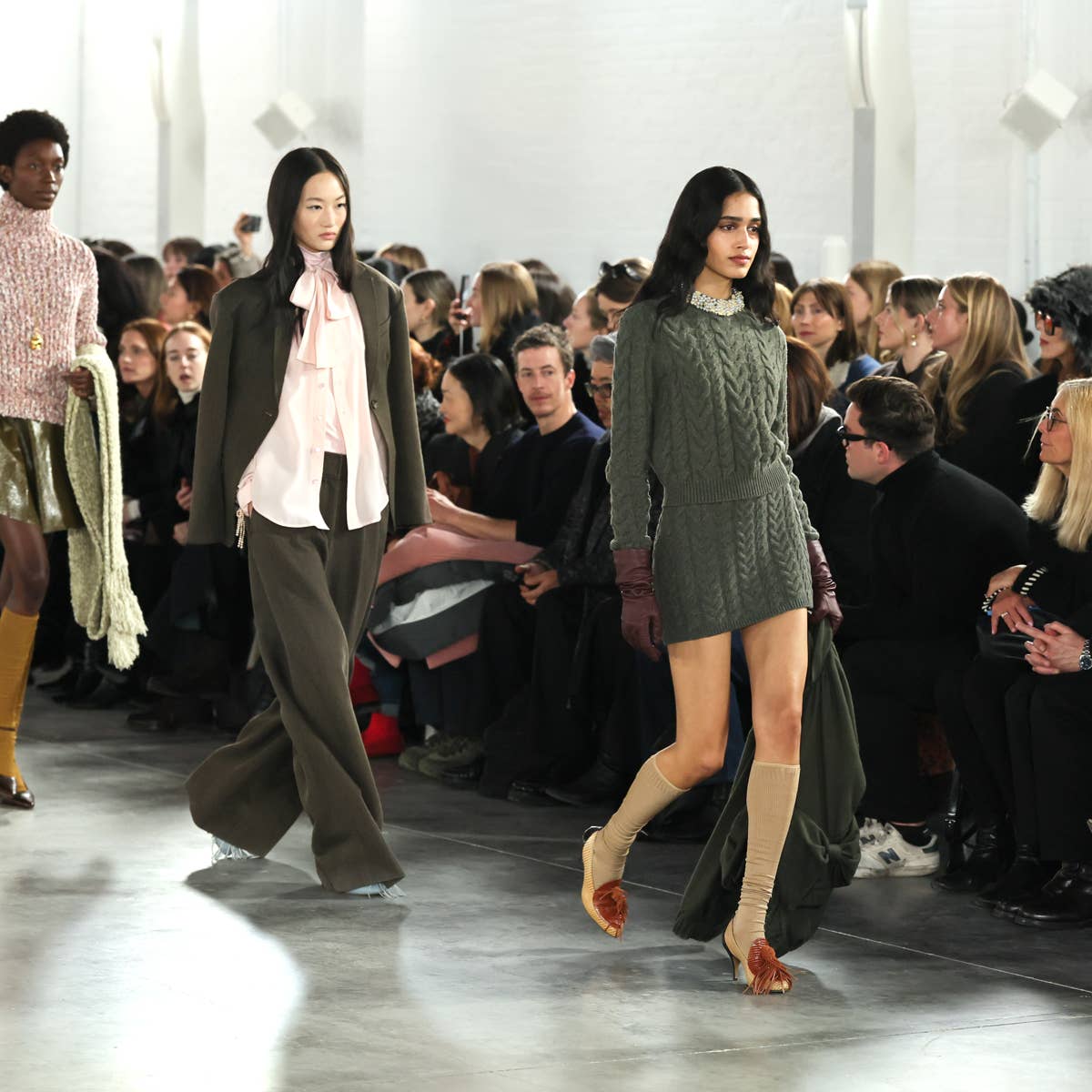 Modelos na passarela com conjunto de tricô trançado verde oliva, calça pantalona e suéter de tricô rosa, tendência de tricô 2027
